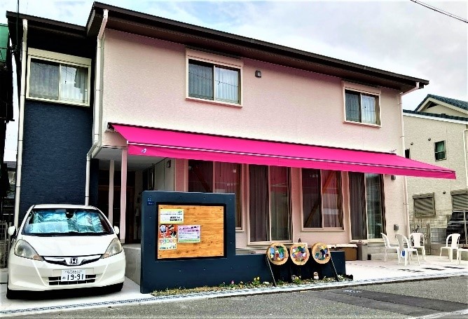 ほうぷ施設外観。２階建ての建物で、１階部分は法人本部事務所及び楽童ほうぷ・相談支援ほうぷ・ヘルプセンターほうぷ。２階部分でシェアハウスほうぷを運営している。
